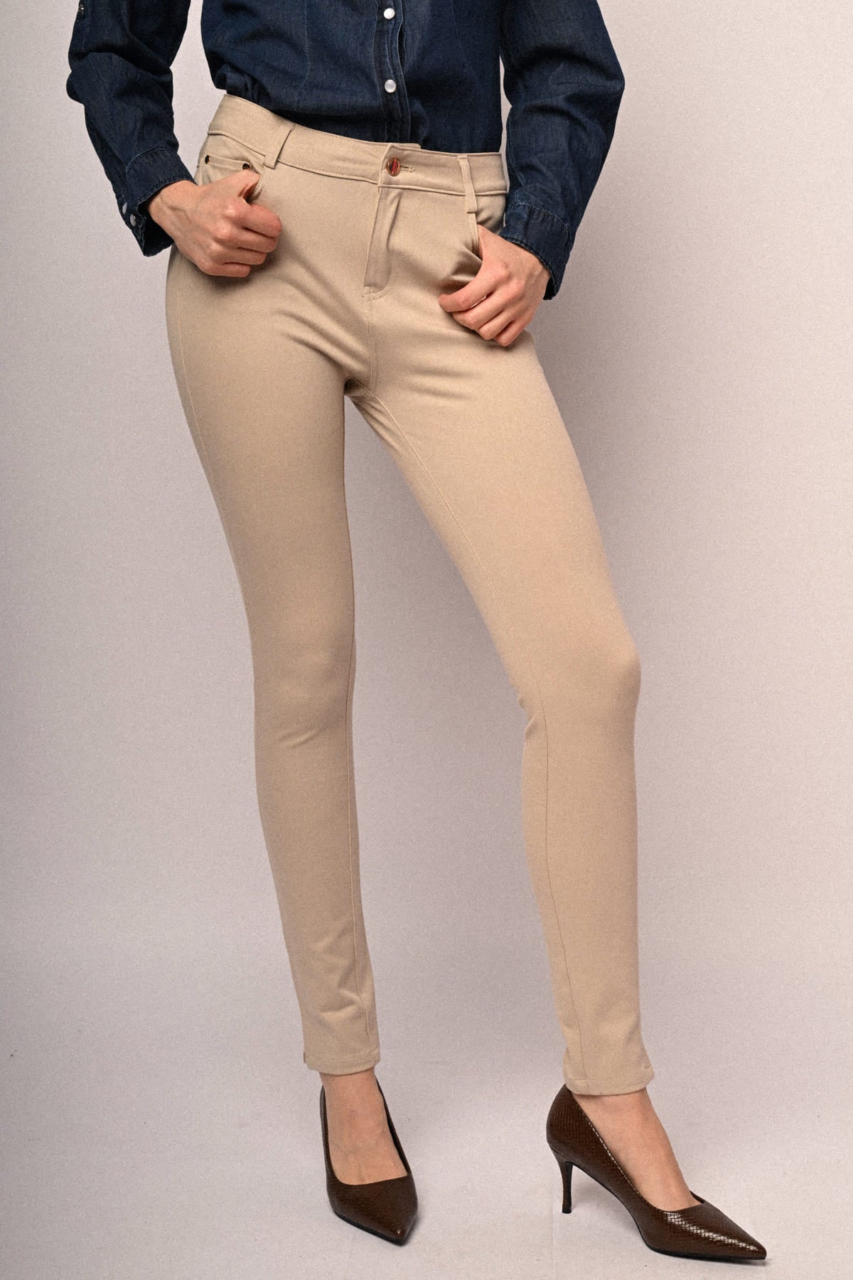 Pantalones ajustados de tela de dril