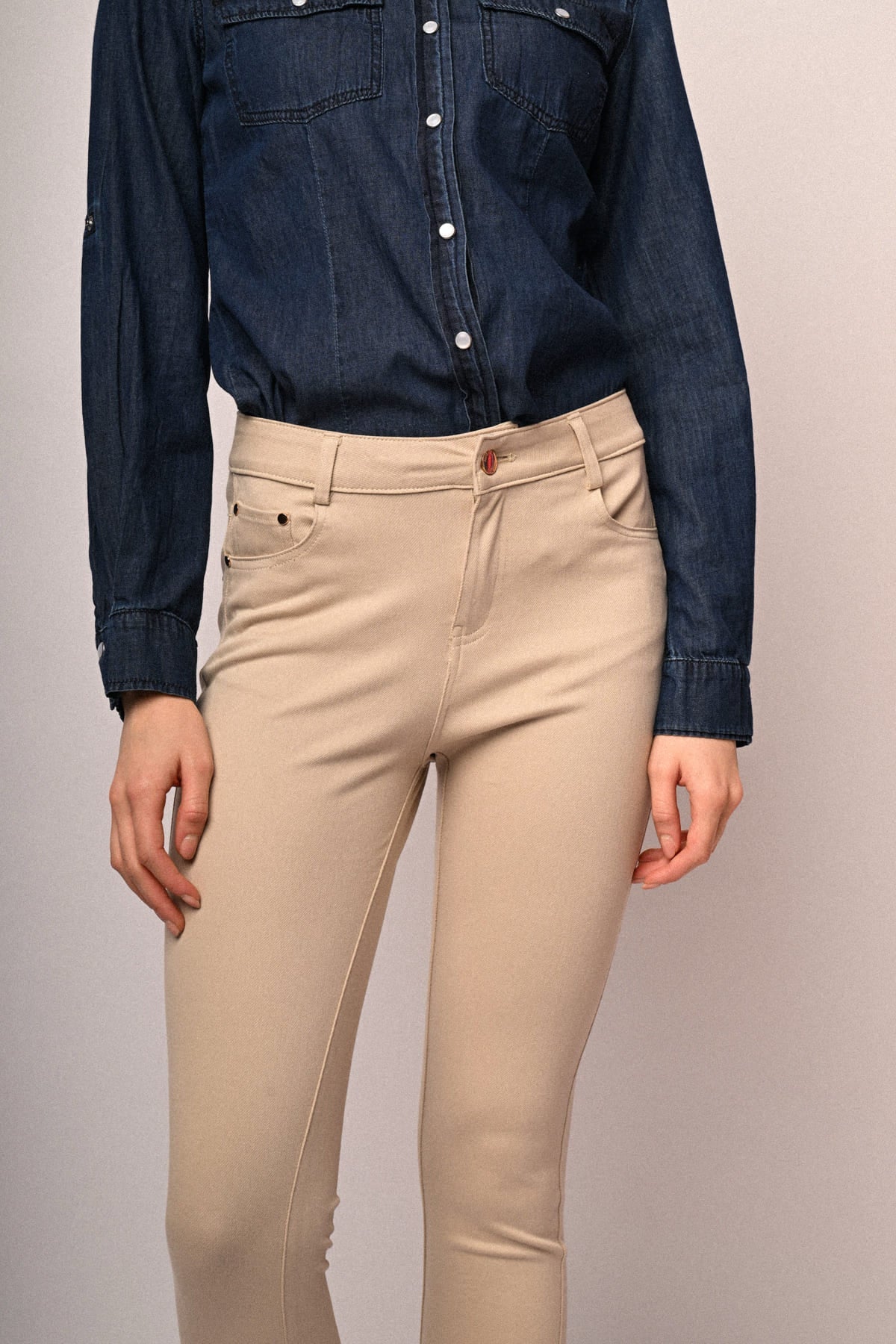 Pantalones ajustados de tela de dril