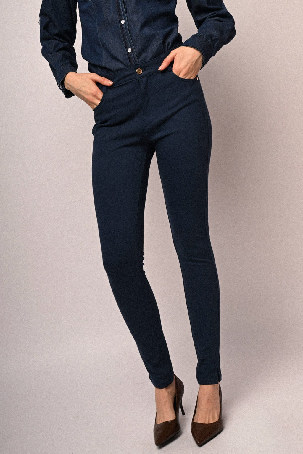 Pantalones ajustados de tela de dril