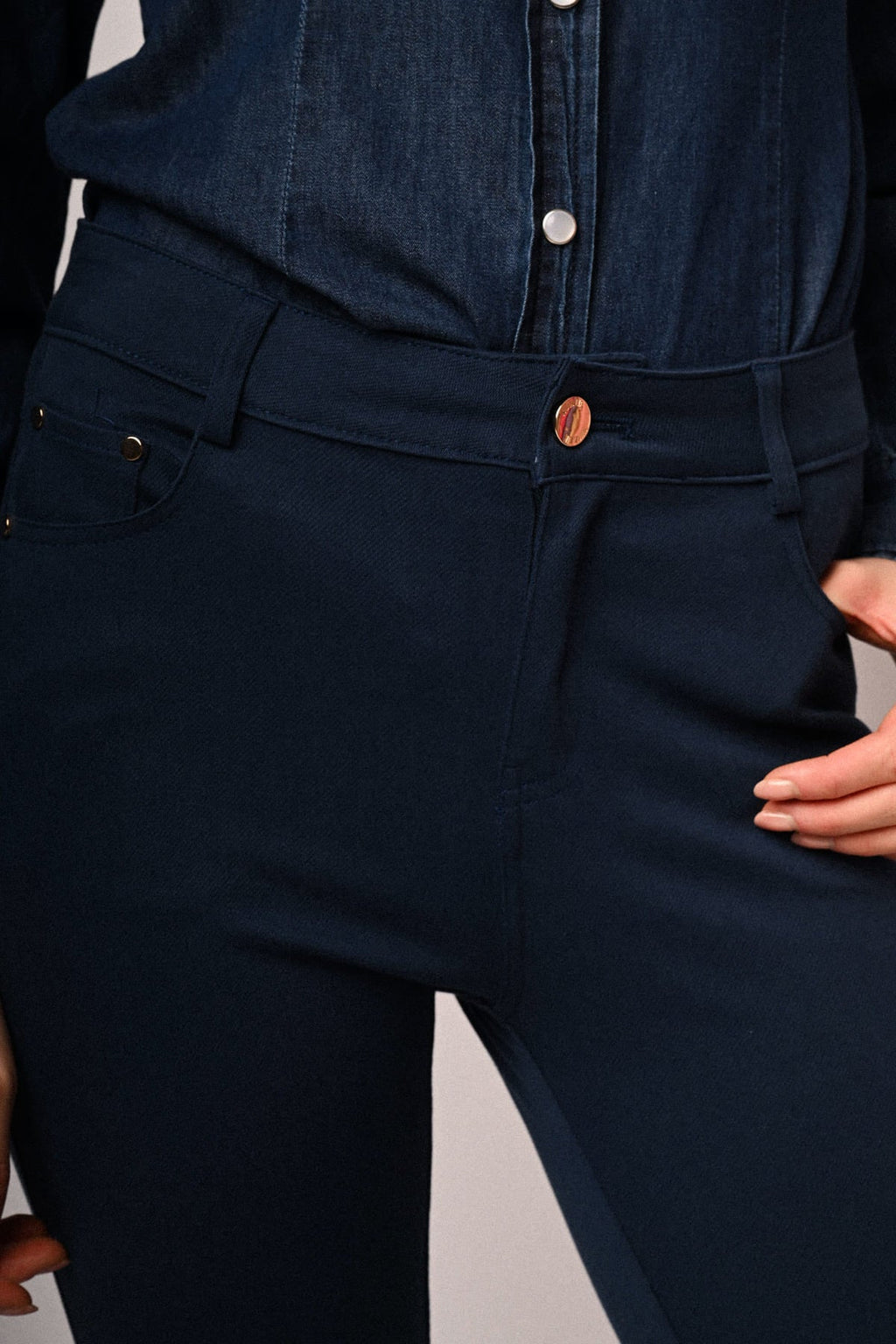 Pantalones ajustados de tela de dril