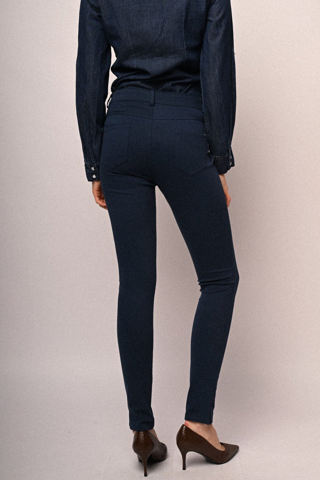 Pantalones ajustados de tela de dril