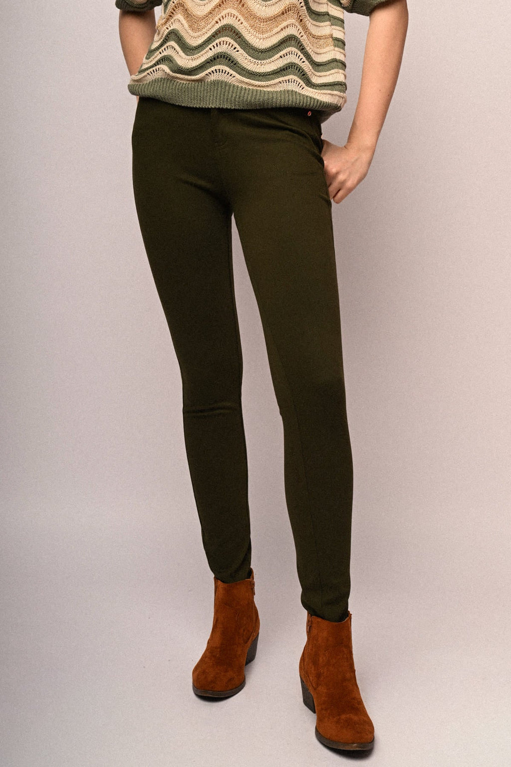 Pantalones ajustados de tela de dril