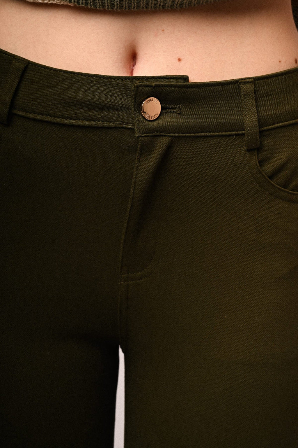 Pantalones ajustados de tela de dril